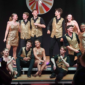 Special thanks to Ken Pannier for this wonderful collection of photos from the first night of the show!